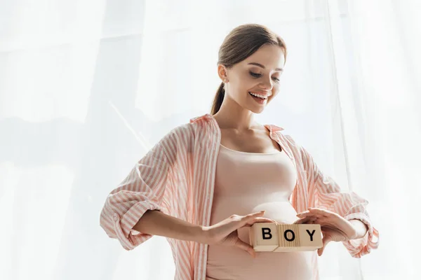 Mujer Embarazada Sonriente Sosteniendo Bloques Madera Con Word Boy — Foto de Stock