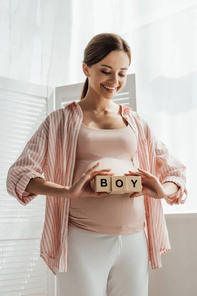 Χαμογελαστή Έγκυος Γυναίκα Κρατώντας Ξύλινα Τετράγωνα Λέξη Αγόρι — Φωτογραφία Αρχείου