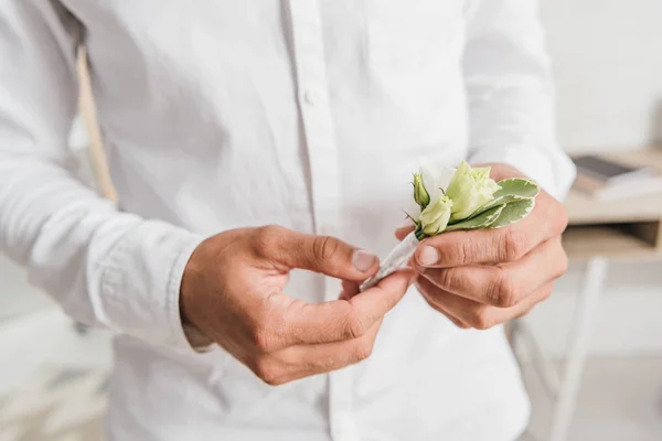 Részleges Kilátás Ember Fehér Ing Gazdaság Boutonniere — Stock Fotó