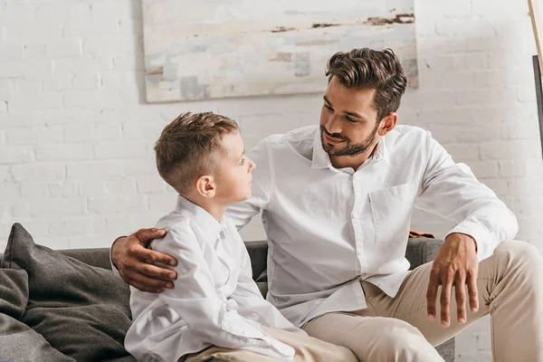 Pai Filho Camisas Brancas Olhando Para Outro — Fotografia de Stock