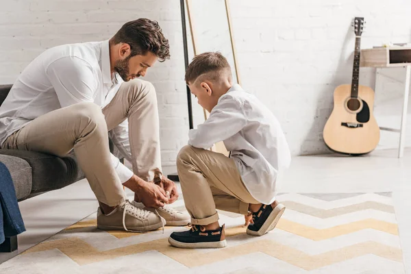 Father Teaching Son Tying Shoelaces Home — Stock Photo, Image