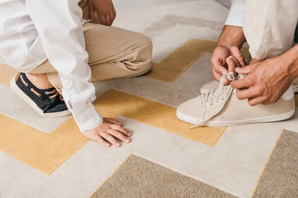 집에서 신발끈을 아들을 가르치는 아버지의 부분보기 — 스톡 사진