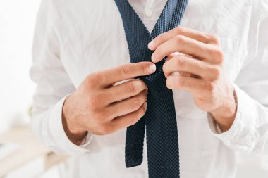 beyaz gömlek bağlama kravat adam kısmi görünümü