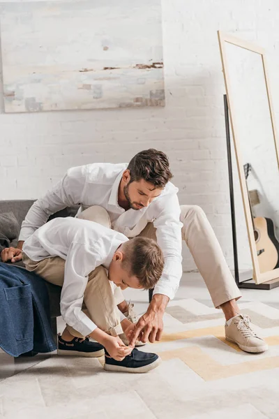 Padre Insegnare Figlio Legare Lacci Delle Scarpe Casa — Foto Stock