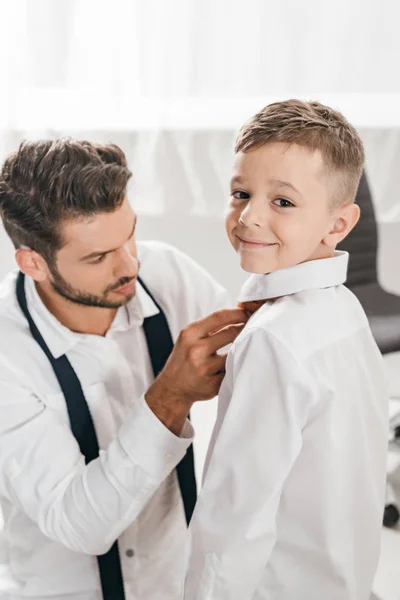 Father Helping Son Get Dressed Home — Stock Photo, Image