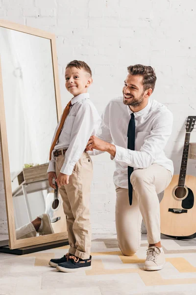 Бородатий Батько Допомагає Синові Одягатися Вдома — стокове фото