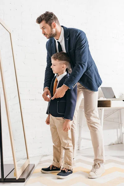 Ganzkörperansicht Von Vater Und Vater Formeller Kleidung Hause — Stockfoto