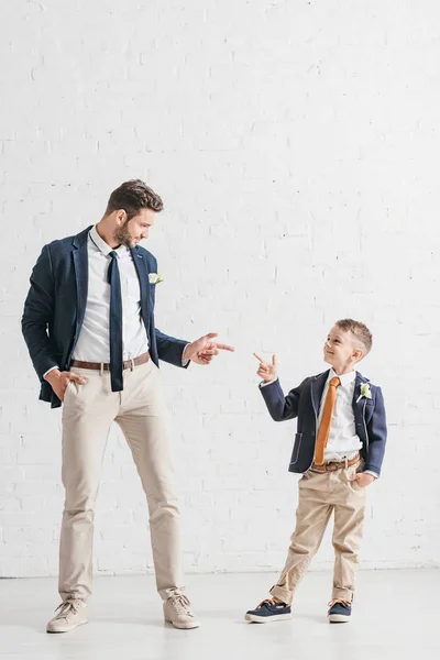 Visão Comprimento Total Pai Filho Jaquetas Com Boutonnieres Olhando Para — Fotografia de Stock