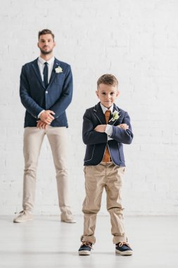 boutonnieres ile ceketbaba ve oğlu tam uzunlukta görünümü 