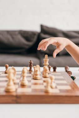 evde satranç oynayan çocuğun kısmi görünümü