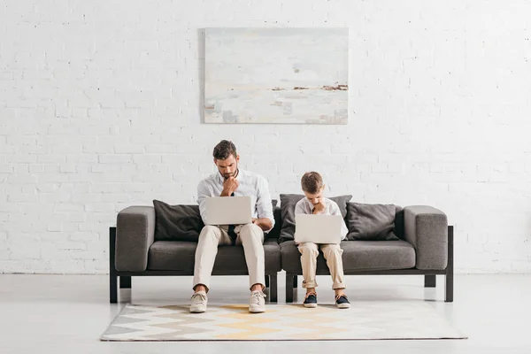 Pai Filho Desgaste Formal Usando Laptops Enquanto Sentado Sofá — Fotografia de Stock