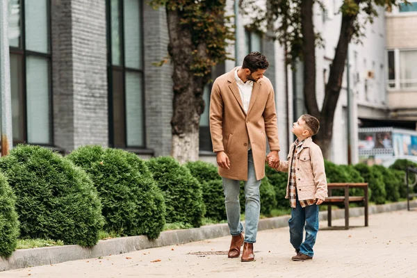 Vista Completa Papá Hijo Tomados Mano Mirándose Uno Otro —  Fotos de Stock