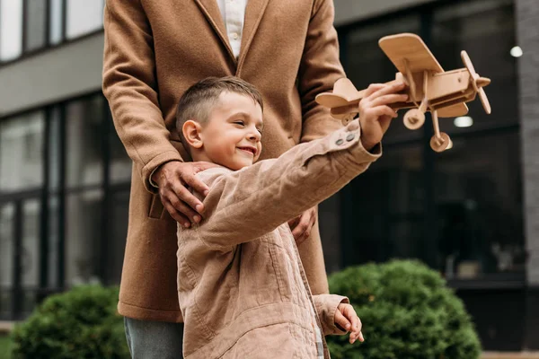 Vue Partielle Papa Manteau Garçon Souriant Jouant Avec Avion Jouet — Photo