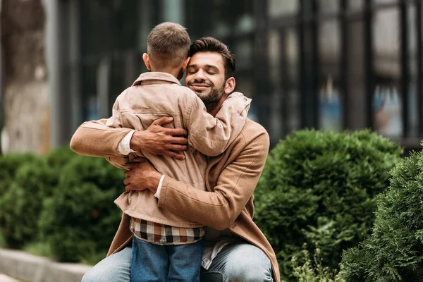 행복한 아버지와 아들이 거리에서 — 스톡 사진