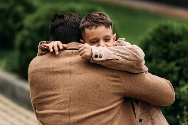 Back View Father Embracing Son Street Autumn Day — Stock Photo, Image