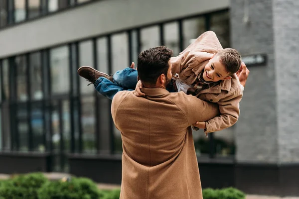 Sokakta Gülümseyen Oğlu Tutarak Ceket Baba Geri Görünümü — Stok fotoğraf