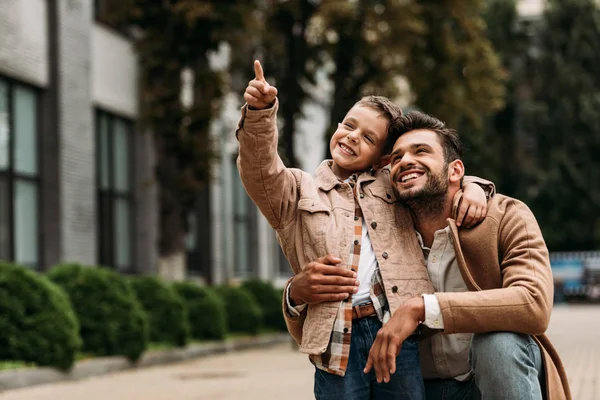 Gelukkige Vader Zoon Omarmen Straat Herfst Dag — Stockfoto