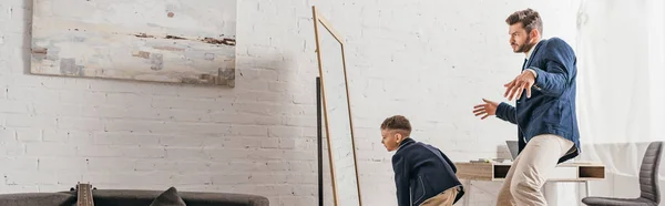 Plan Panoramique Papa Fils Tenue Cérémonie Debout Devant Miroir — Photo