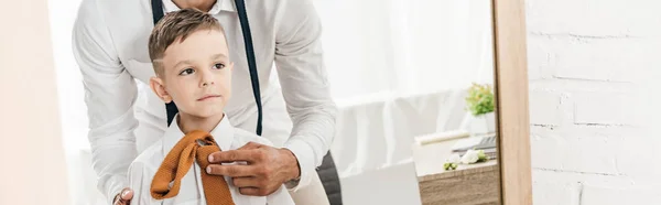 Plano Panorámico Padre Ayudando Hijo Con Corbata — Foto de Stock