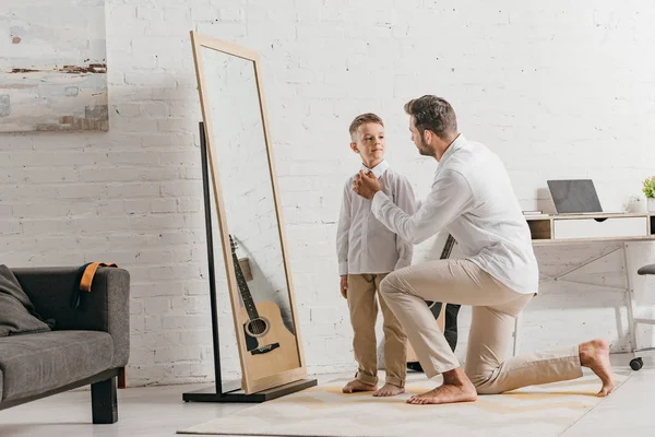 Baba Ayna Yakınında Giyinmek Için Oğlu Yardım — Stok fotoğraf
