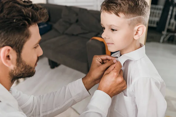 Bärtiger Vater Hilft Sohn Sich Hause Anzuziehen — Stockfoto