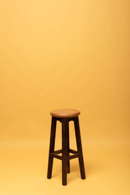 sarı izole kahverengi ahşap sandalye