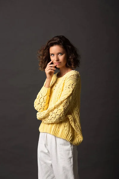 Mujer Rizada Sonriente Suéter Punto Amarillo Sobre Fondo Negro — Foto de Stock