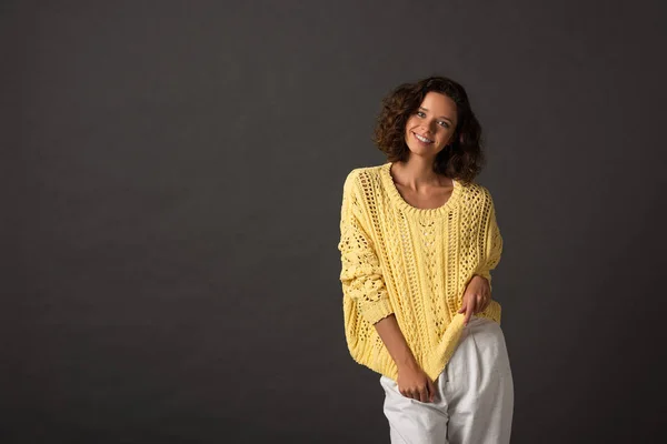 Mujer Rizada Sonriente Suéter Punto Amarillo Sobre Fondo Negro — Foto de Stock