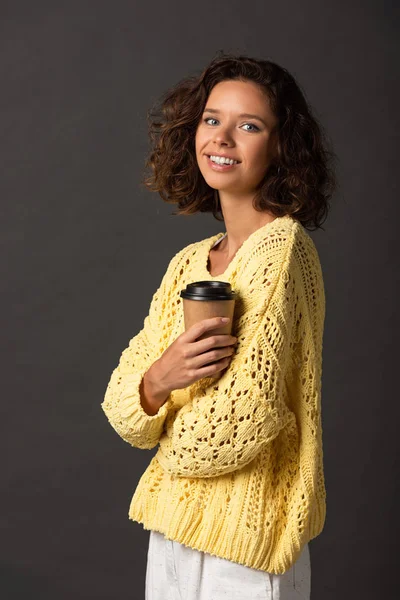 Mulher Encaracolado Sorridente Camisola Malha Amarela Segurando Café Para Fundo — Fotografia de Stock