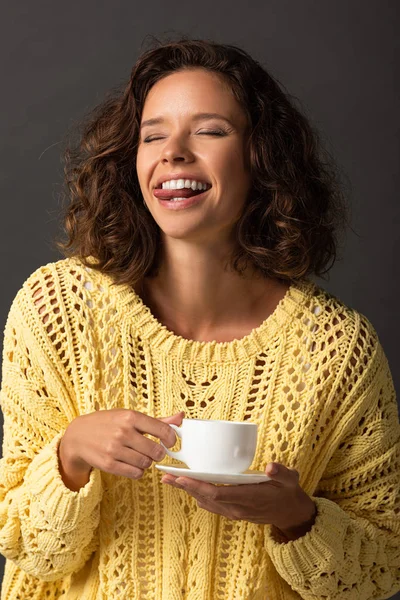 Mujer Rizada Feliz Suéter Punto Amarillo Mostrando Lengua Con Los — Foto de Stock