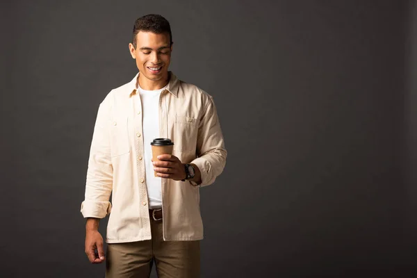 Feliz Bonito Misto Homem Raça Camisa Bege Segurando Café Para — Fotografia de Stock