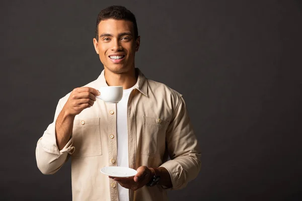 Hombre Raza Mixta Guapo Sonriente Camisa Beige Sosteniendo Taza Café — Foto de Stock