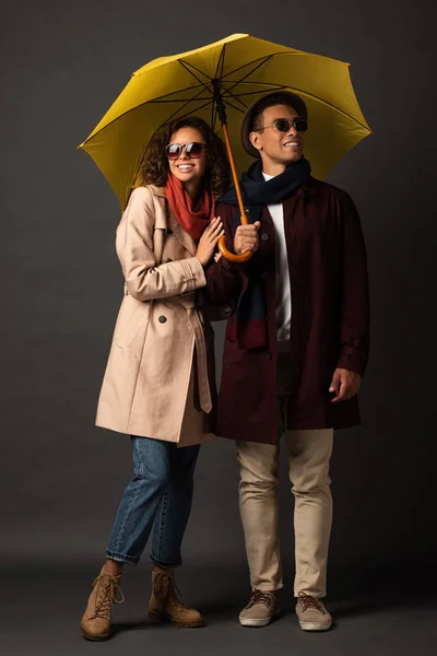 Happy Stylish Interracial Couple Autumn Outfit Yellow Umbrella Black Background — Stock Photo, Image