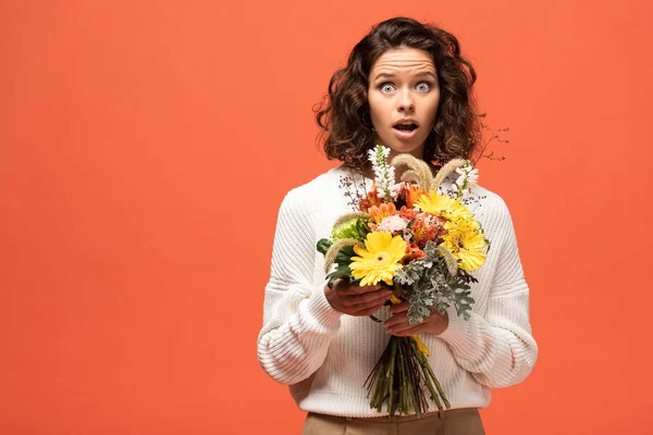Shocked Woman Autumnal Outfit Holding Bouquet Flowers Isolated Orange — Stock Photo, Image