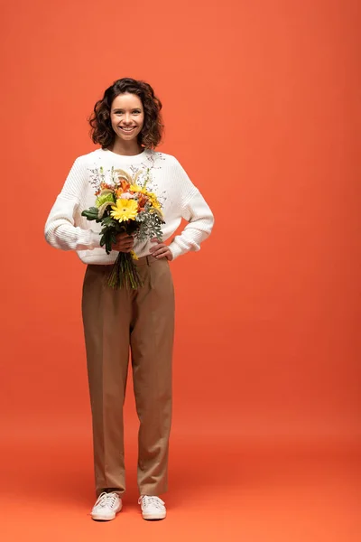 Mujer Feliz Traje Otoñal Sosteniendo Ramo Flores Con Mano Cadera — Foto de Stock