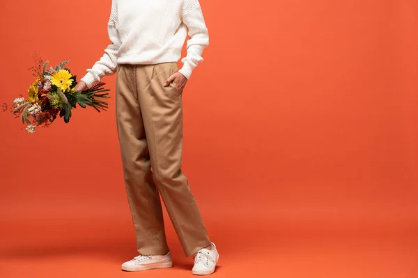 Vista Recortada Mujer Traje Otoñal Con Mano Bolsillo Sosteniendo Ramo — Foto de Stock