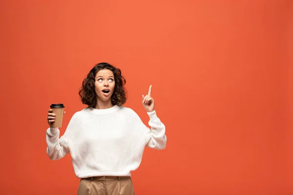 Mujer Emocionada Sosteniendo Café Para Mostrando Gesto Idea Aislado Naranja — Foto de Stock