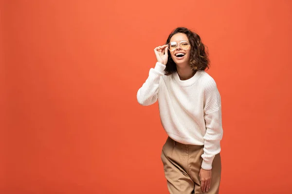 Mujer Feliz Traje Otoñal Gafas Aisladas Naranja — Foto de Stock