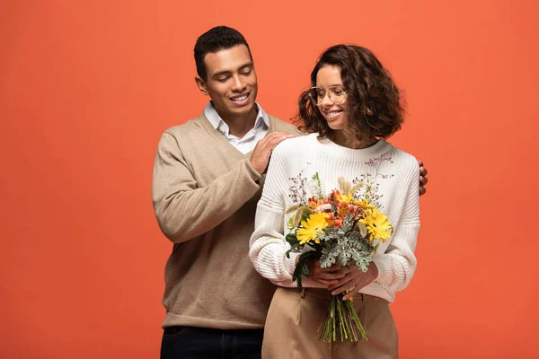 Happy Stylish Interracial Couple Autumn Outfit Bouquet Flowers Isolated Orange — Stock Photo, Image