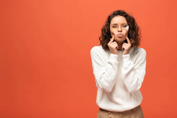 Kvinna Höstlig Outfit Och Glasögon Med Fingrarna Kinder Isolerade Orange — Stockfoto