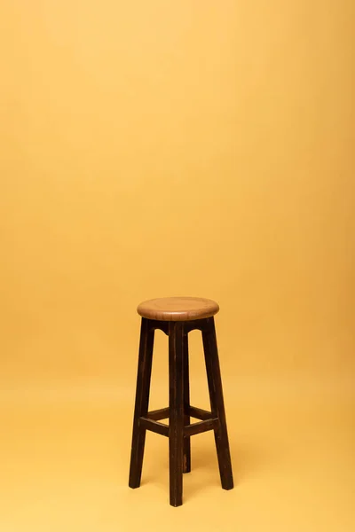 Cadeira Madeira Marrom Isolado Amarelo — Fotografia de Stock