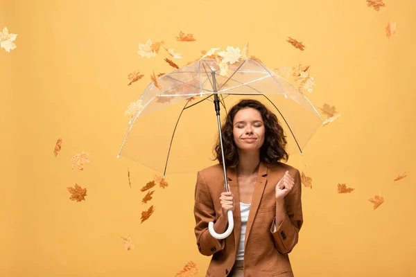 Mujer Rizada Feliz Chaqueta Marrón Con Los Ojos Cerrados Sosteniendo — Foto de Stock