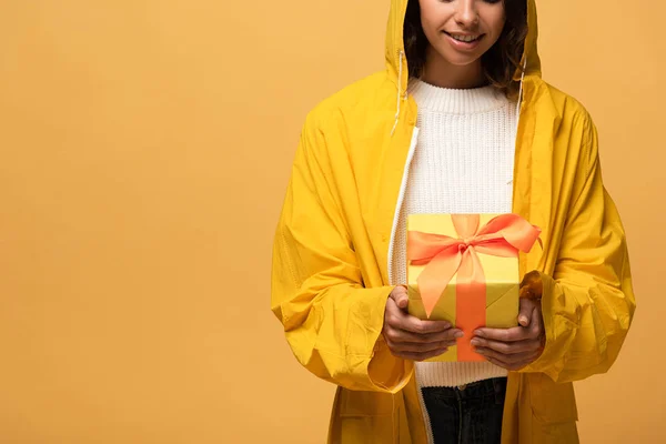 Vista Ritagliata Donna Sorridente Impermeabile Giallo Contenente Scatola Regalo Isolato — Foto Stock