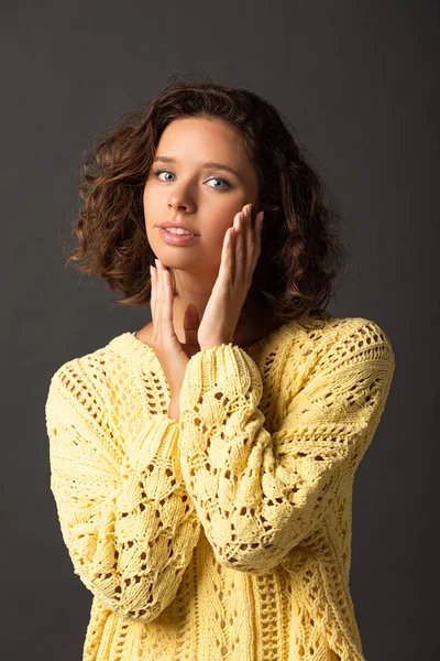 Mujer Rizada Suéter Amarillo Con Las Manos Cerca Cara Sobre —  Fotos de Stock