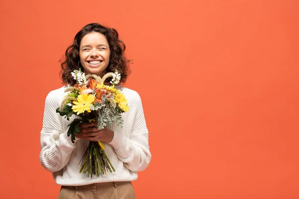 Happy woman in autumnal outfit holding bouquet of flowers isolated on orange — Stock Image Happy Woman Autumnal Outfit Holding Bouquet Flowers Isolated Orange Stock Image