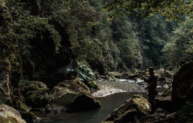 Kiev, Ukrayna - 24 Ağustos 2019: ormanda akan nehir yakınında üniformalı balıkçılık askeri adam 