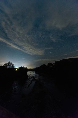gece ormanda bulutlar ile akşam gökyüzü 