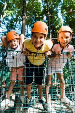 Kasklı, mutlu arkadaşlarının yanında sevimli bir çocuğun seçici odağı. 