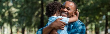 mutlu afrikalı amerikalı baba oğlu sarılma panoramik çekim 