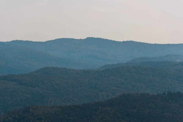 Malebná Krajina Zelenými Horami Proti Obloze — Stock fotografie